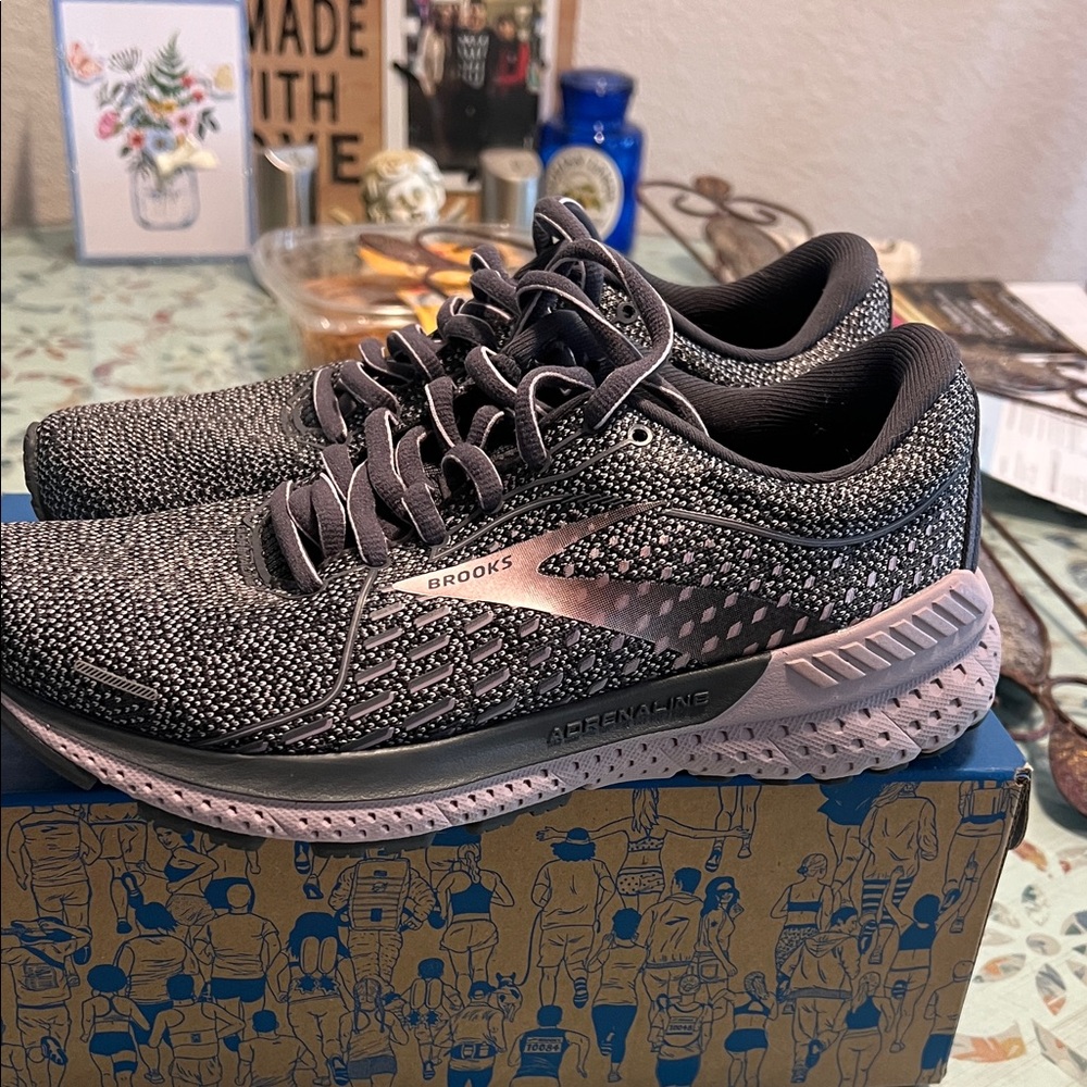 Brooks Adrenaline GTS 21 Women's Shoes in Black and Pink